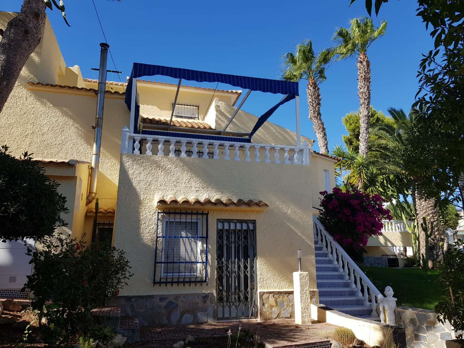 Chalet independiente en Las Filipinas Blue Lagoon con 5 habitaciones y 4 baños, apartamento separado y una piscina
