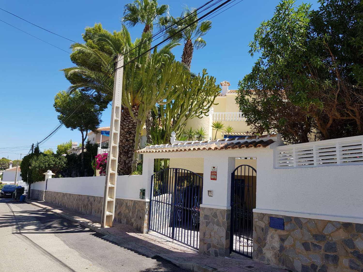 Chalet independiente en Las Filipinas Blue Lagoon con 5 habitaciones y 4 baños, apartamento separado y una piscina