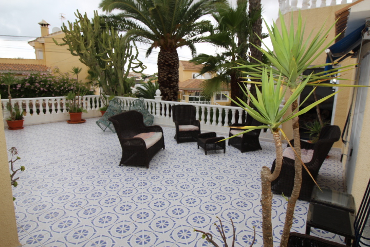 Chalet independiente en Las Filipinas Blue Lagoon con 5 habitaciones y 4 baños, apartamento separado y una piscina
