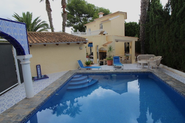 Chalet independiente en Las Filipinas Blue Lagoon con 5 habitaciones y 4 baños, apartamento separado y una piscina