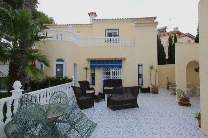 Chalet independiente en Las Filipinas Blue Lagoon con 5 habitaciones y 4 baños, apartamento separado y una piscina