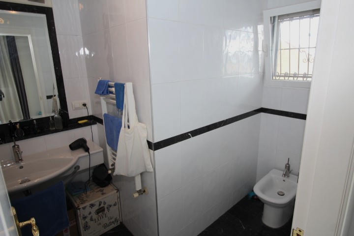 Chalet independiente en Las Filipinas Blue Lagoon con 5 habitaciones y 4 baños, apartamento separado y una piscina