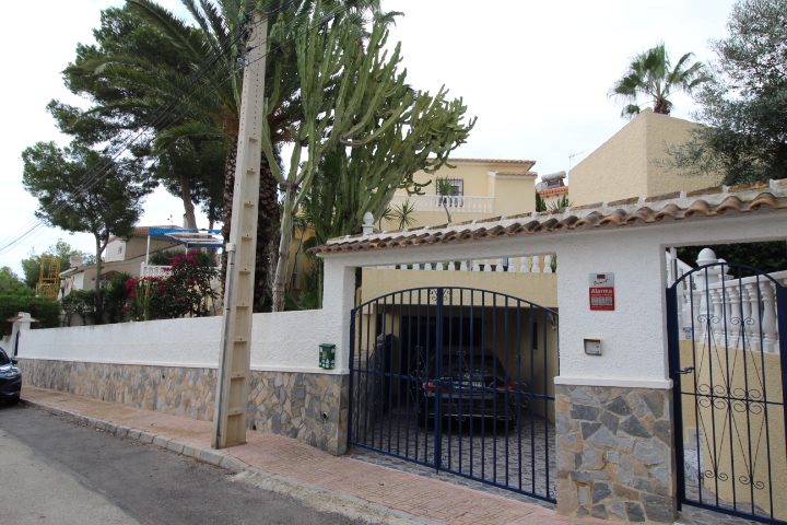 Chalet independiente en Las Filipinas Blue Lagoon con 5 habitaciones y 4 baños, apartamento separado y una piscina
