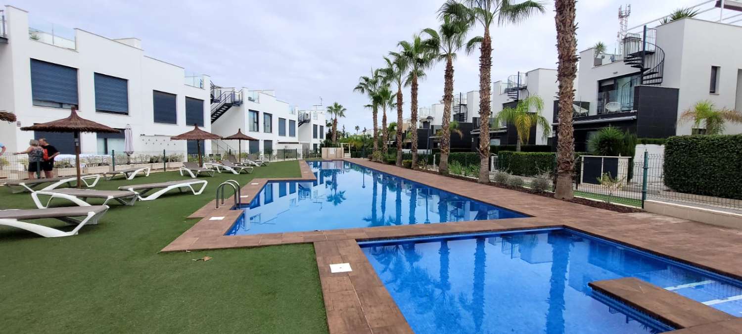 Moderne freistehende Villa in einer erstklassigen Gegend von Torrevieja mit 3 Schlafzimmern und 2 Bädern