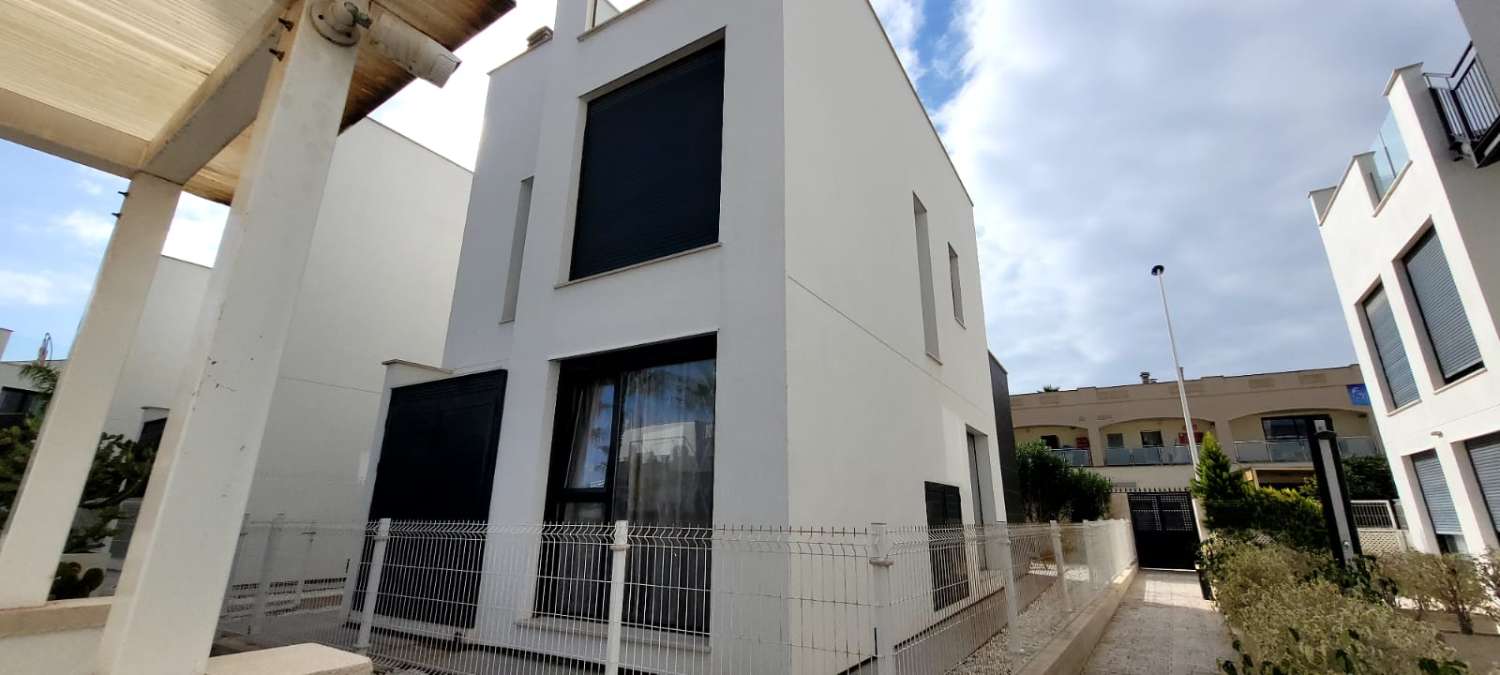 Moderne freistehende Villa in einer erstklassigen Gegend von Torrevieja mit 3 Schlafzimmern und 2 Bädern