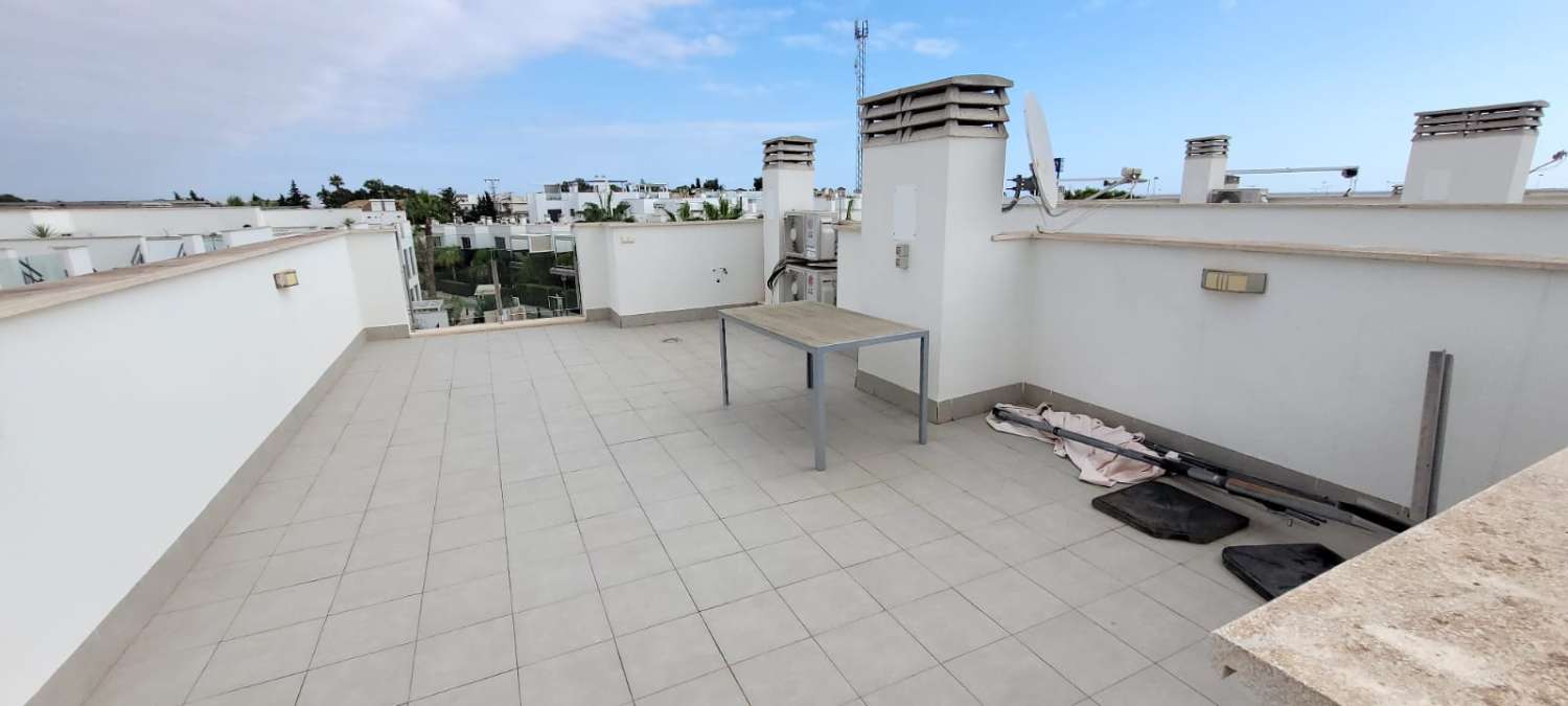 Moderne freistehende Villa in einer erstklassigen Gegend von Torrevieja mit 3 Schlafzimmern und 2 Bädern