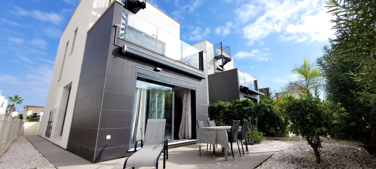 Moderne freistehende Villa in einer erstklassigen Gegend von Torrevieja mit 3 Schlafzimmern und 2 Bädern