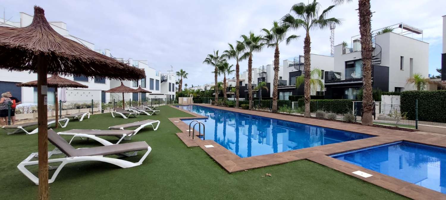 Moderne freistehende Villa in einer erstklassigen Gegend von Torrevieja mit 3 Schlafzimmern und 2 Bädern