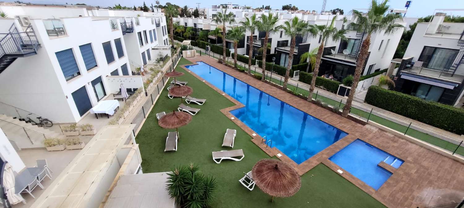 Moderne freistehende Villa in einer erstklassigen Gegend von Torrevieja mit 3 Schlafzimmern und 2 Bädern