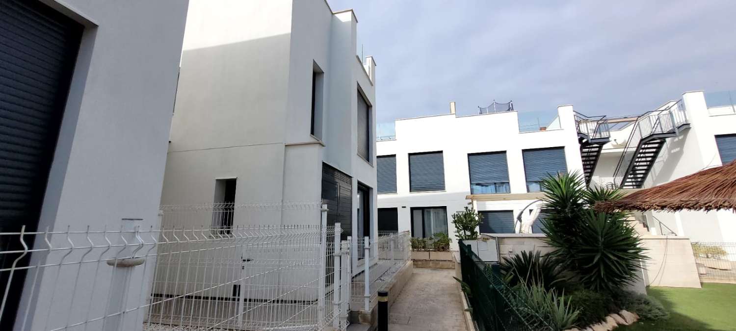 Moderne freistehende Villa in einer erstklassigen Gegend von Torrevieja mit 3 Schlafzimmern und 2 Bädern