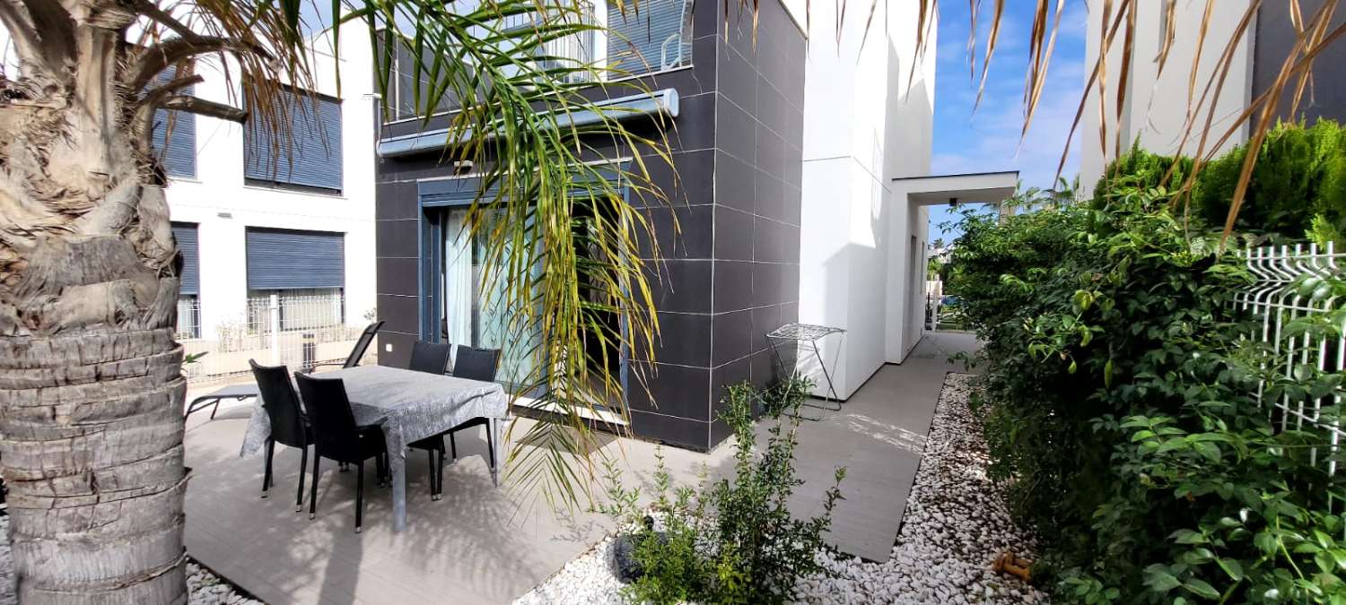 Moderne freistehende Villa in einer erstklassigen Gegend von Torrevieja mit 3 Schlafzimmern und 2 Bädern