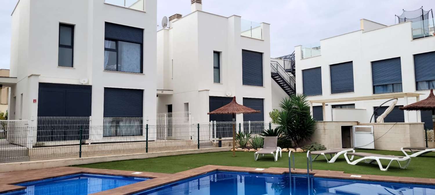 Moderne freistehende Villa in einer erstklassigen Gegend von Torrevieja mit 3 Schlafzimmern und 2 Bädern