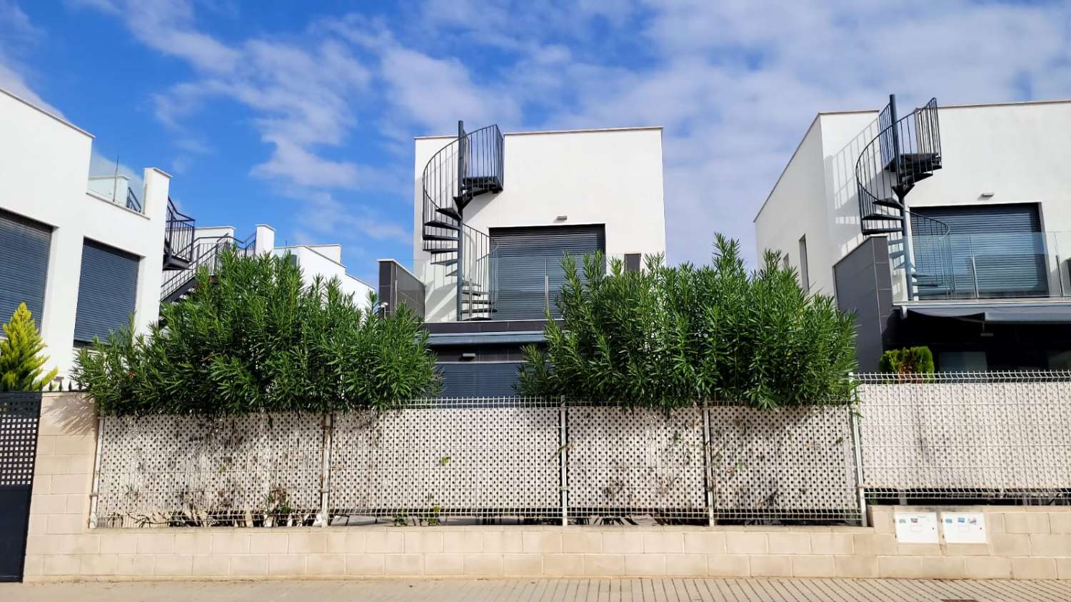 Moderne freistehende Villa in einer erstklassigen Gegend von Torrevieja mit 3 Schlafzimmern und 2 Bädern