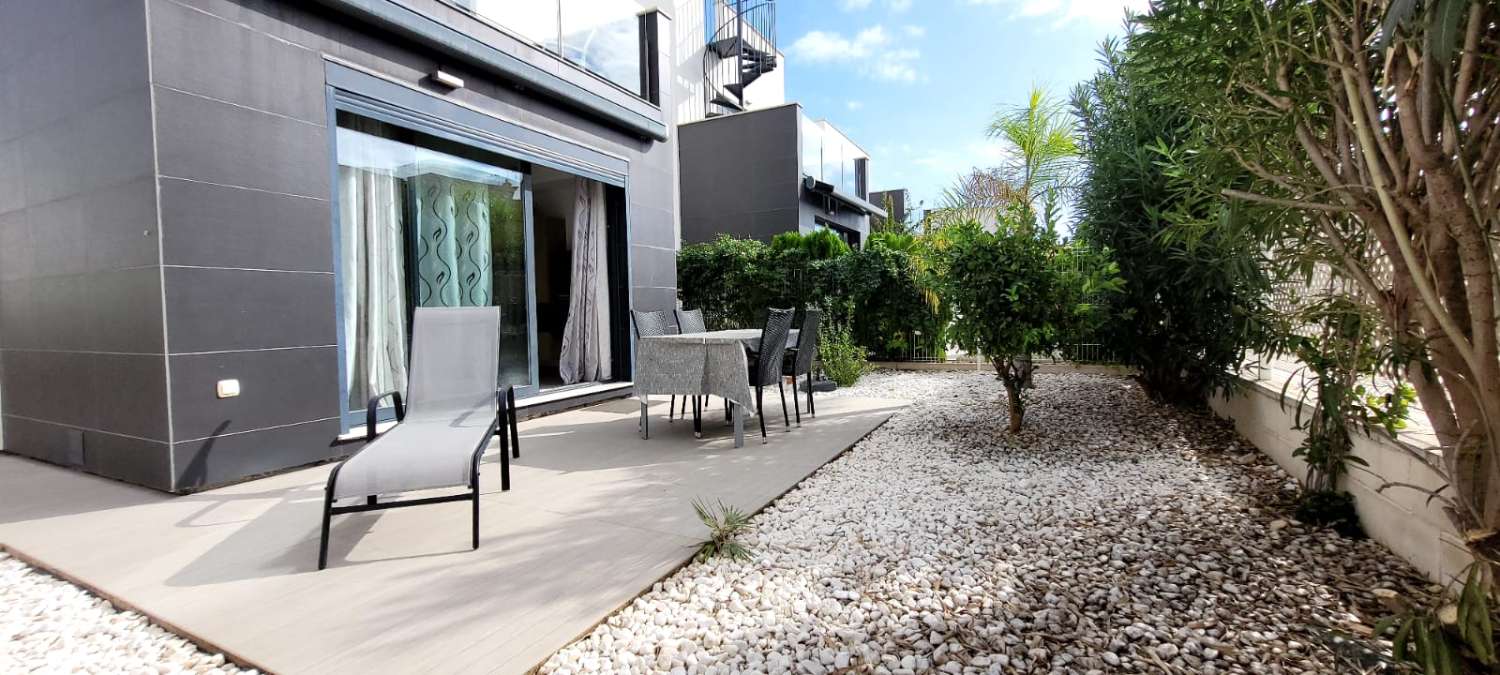 Moderne freistehende Villa in einer erstklassigen Gegend von Torrevieja mit 3 Schlafzimmern und 2 Bädern