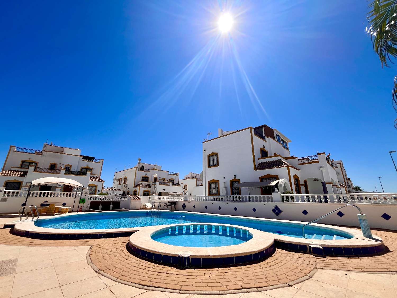 Casa adosada de 3 dormitorios en venta en Bigastro