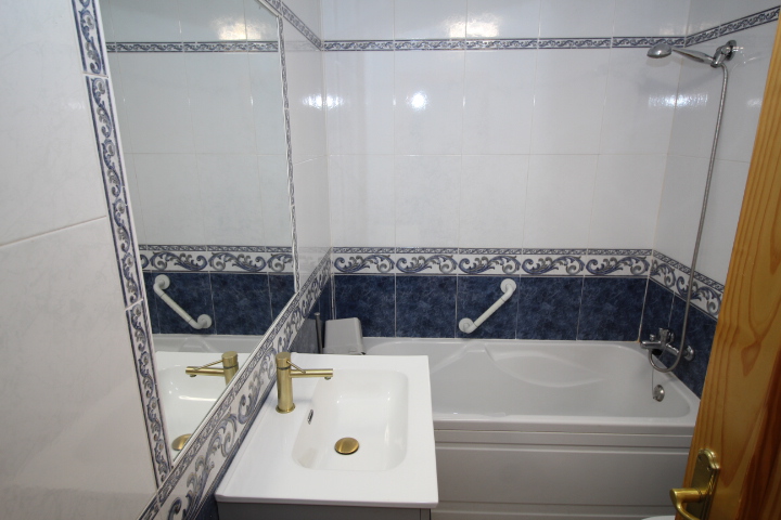 Apartamento en primera planta con piscina comunitaria en Las Filipinas Villamartin