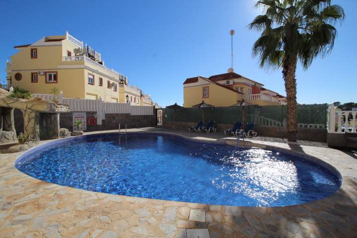 Apartamento en primera planta con piscina comunitaria en Las Filipinas Villamartin