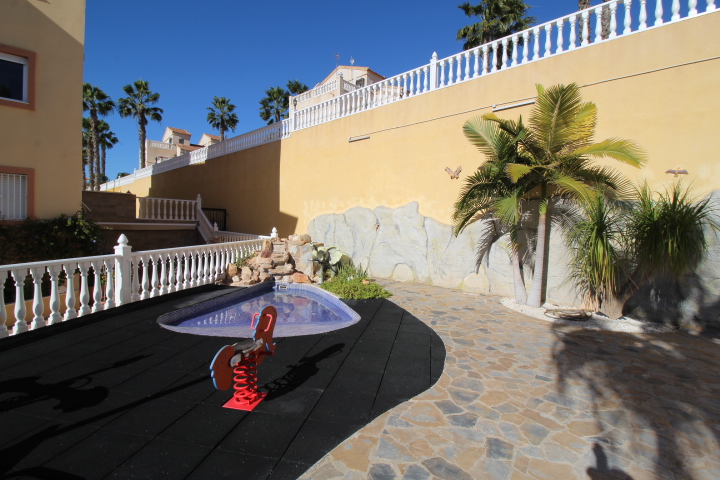 Apartamento en primera planta con piscina comunitaria en Las Filipinas Villamartin