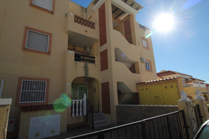 Apartamento en primera planta con piscina comunitaria en Las Filipinas Villamartin