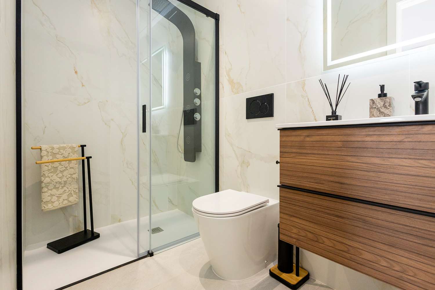 Moderna Villa con 2 dormitorios y piscina privada en Entrenaranjos