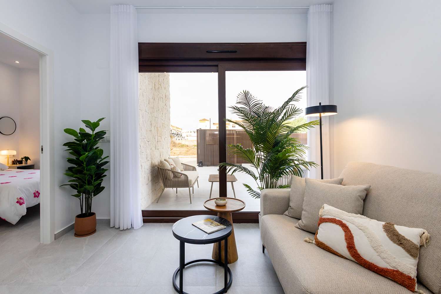 Moderna Villa con 2 dormitorios y piscina privada en Entrenaranjos