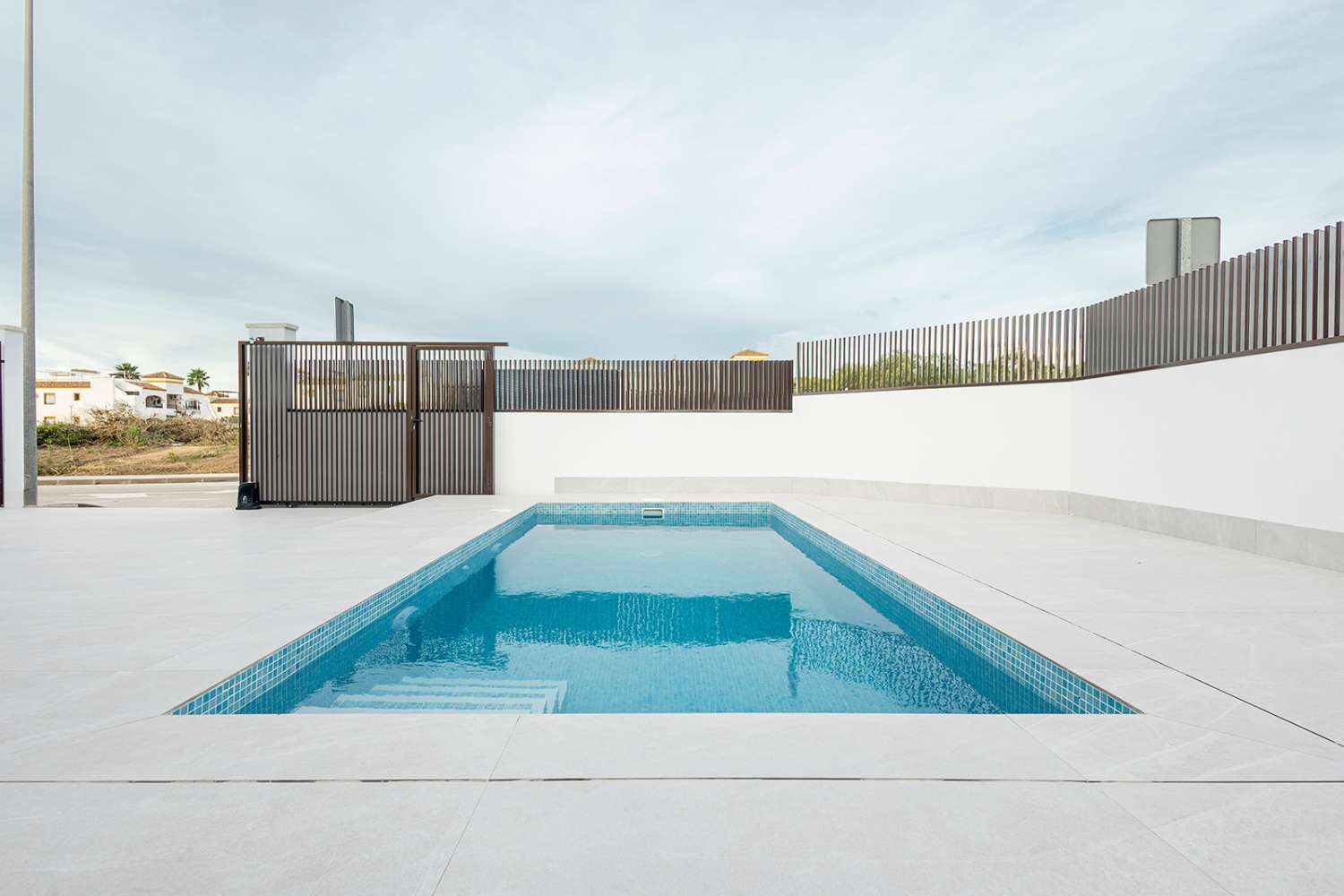 Moderna Villa con 2 dormitorios y piscina privada en Entrenaranjos