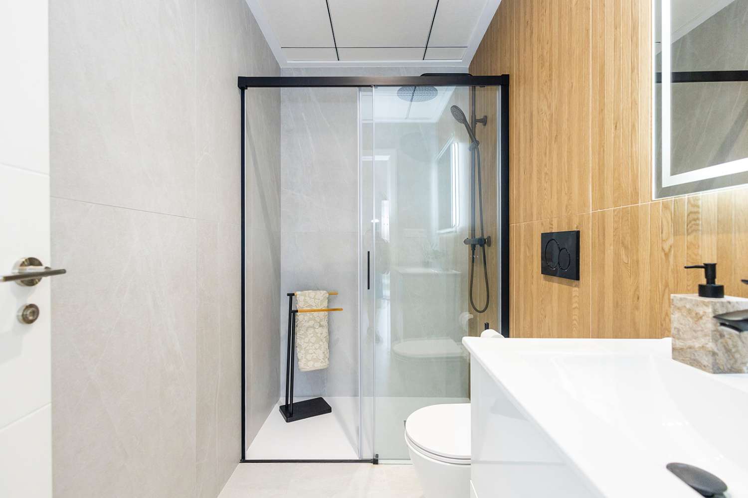 Moderna Villa con 2 dormitorios y piscina privada en Entrenaranjos