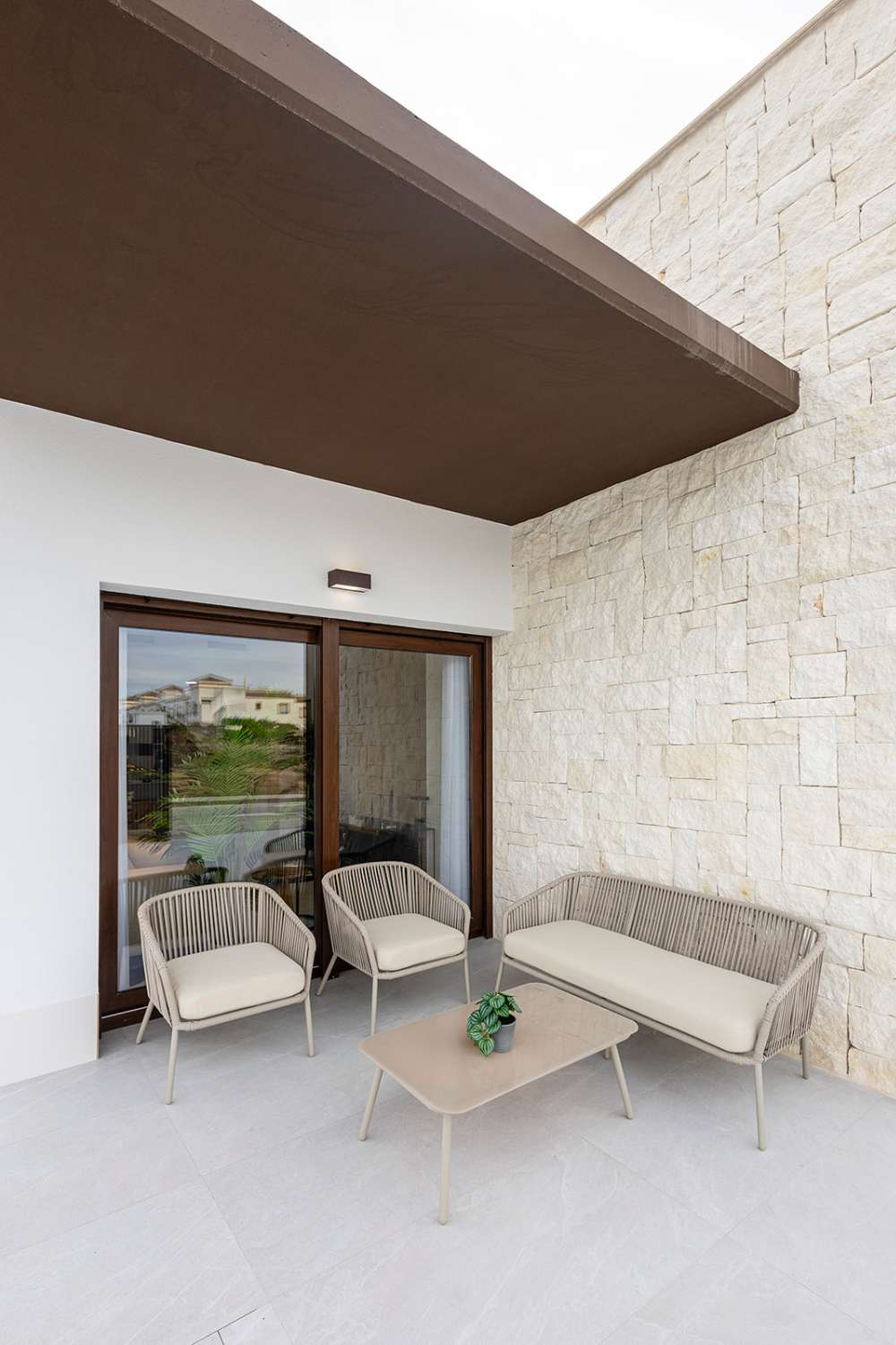 Moderna Villa con 2 dormitorios y piscina privada en Entrenaranjos