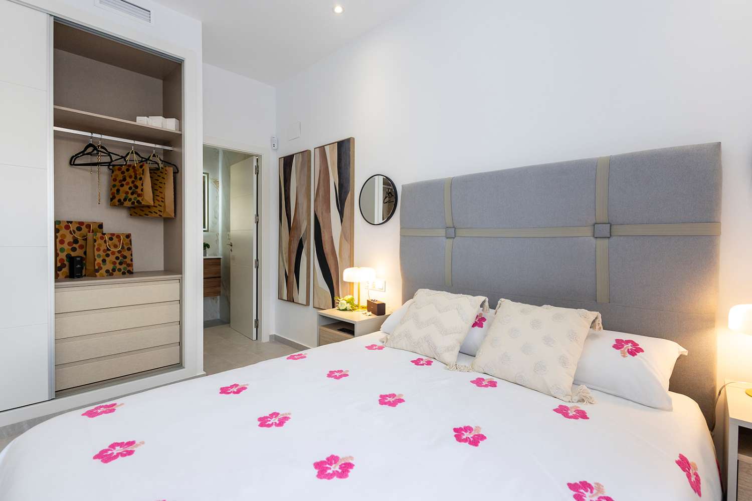 Moderna Villa con 2 dormitorios y piscina privada en Entrenaranjos