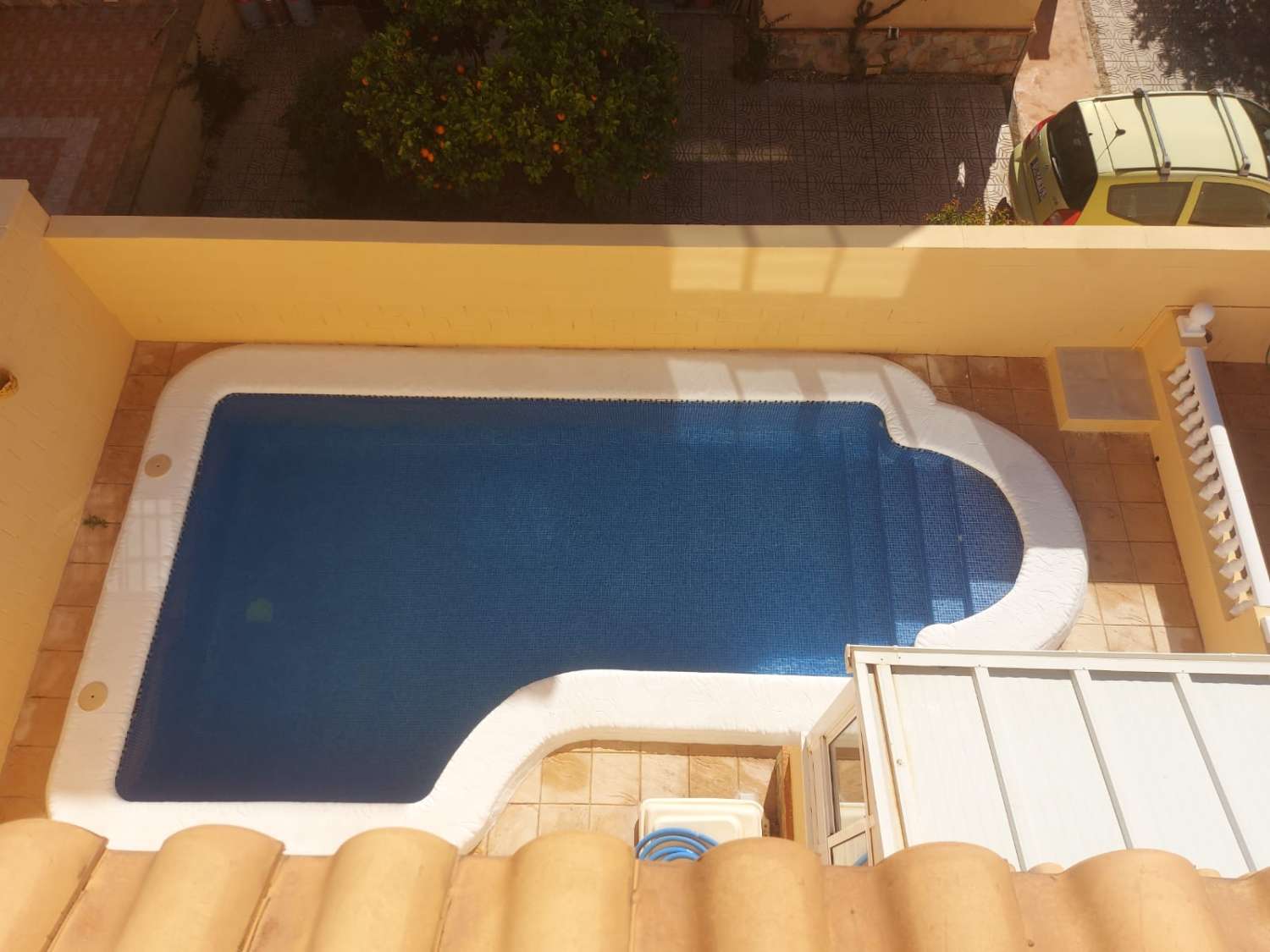 Bungalow en Rojales, 2 alturas más solárium, en parcela con piscina privada y comunitaria.