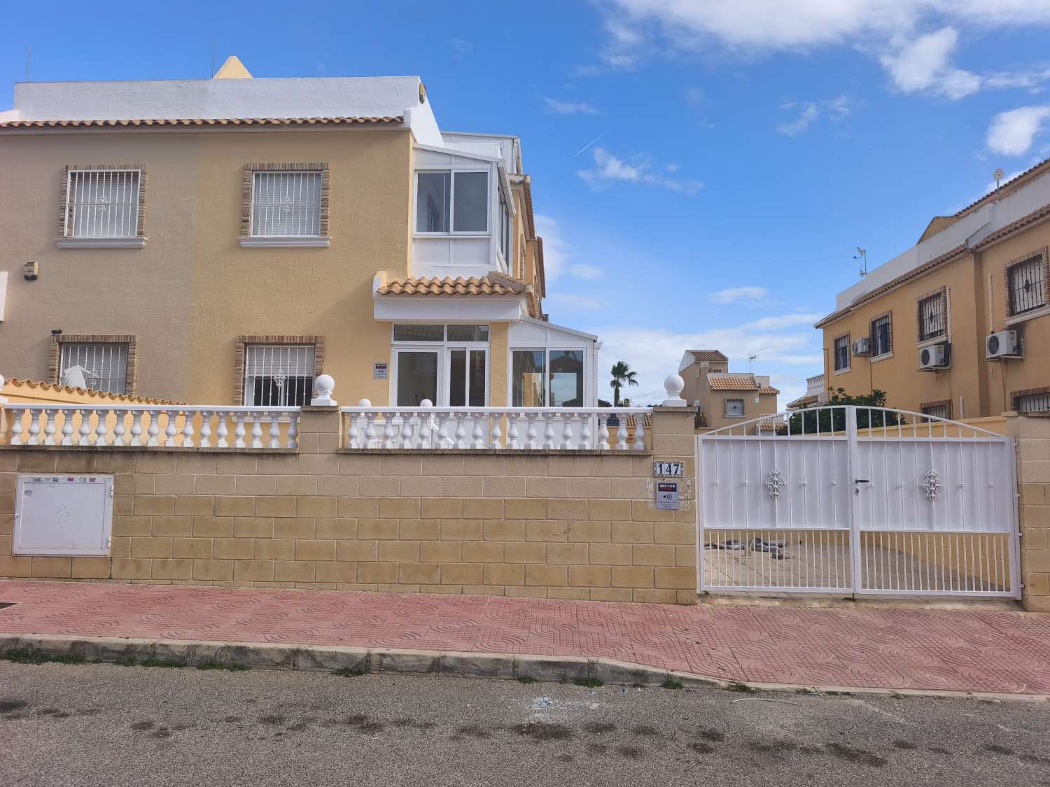 Bungalow en Rojales, 2 alturas más solárium, en parcela con piscina privada y comunitaria.