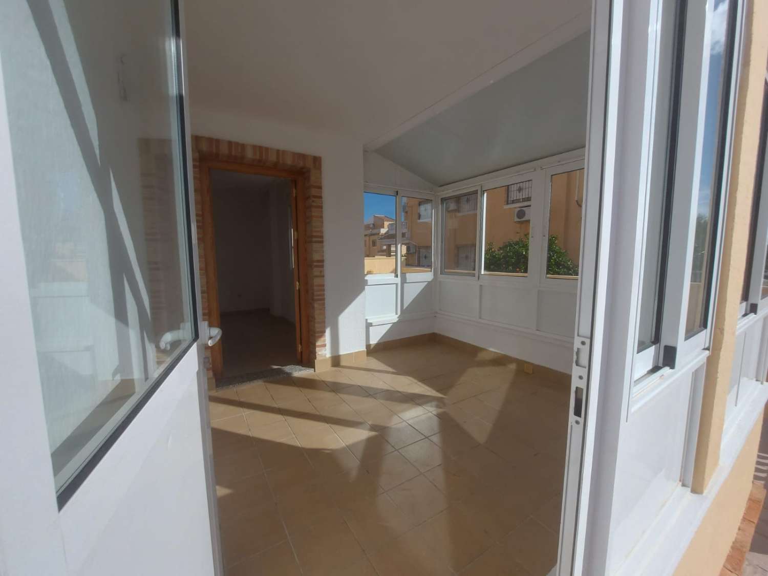 Bungalow en Rojales, 2 alturas más solárium, en parcela con piscina privada y comunitaria.
