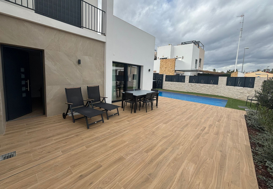 Villa Semiadosada de 4 dormitorios en venta en Ciudad Quesada