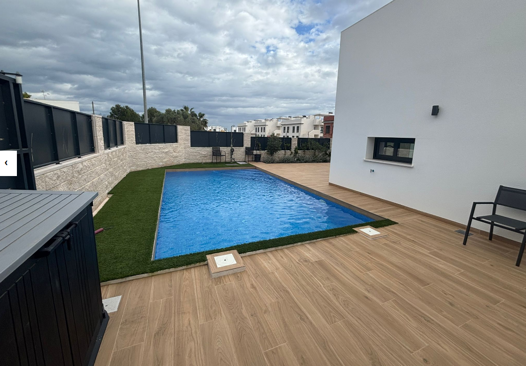 Villa Semiadosada de 4 dormitorios en venta en Ciudad Quesada