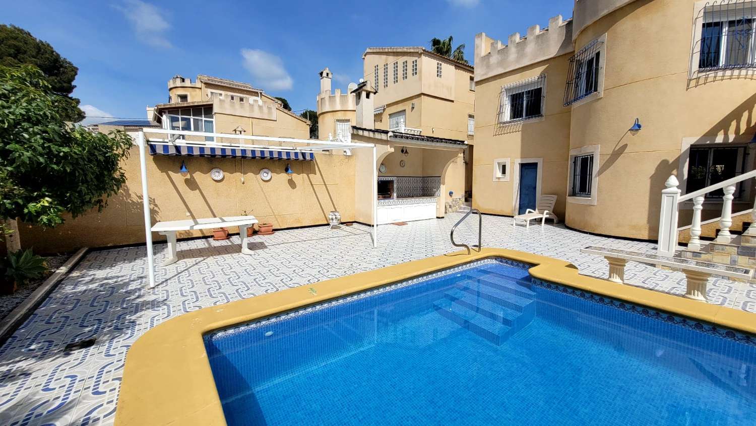 Chalet independiente en Pinar de Campoverde con Piscina