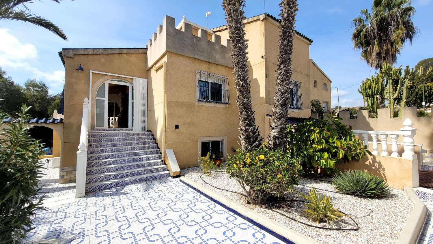 Chalet independiente en Pinar de Campoverde con Piscina