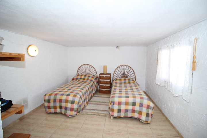 Chalet con amplia parcela en esquina, piscina y garaje privado en San Luis.