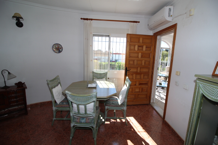 Chalet con amplia parcela en esquina, piscina y garaje privado en San Luis.