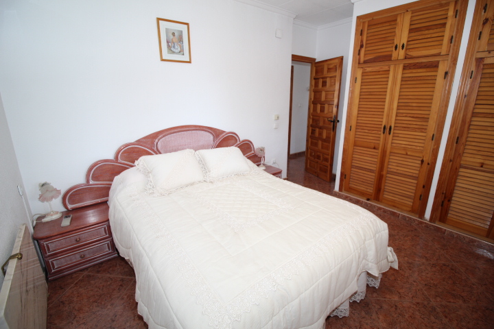 Chalet con amplia parcela en esquina, piscina y garaje privado en San Luis.