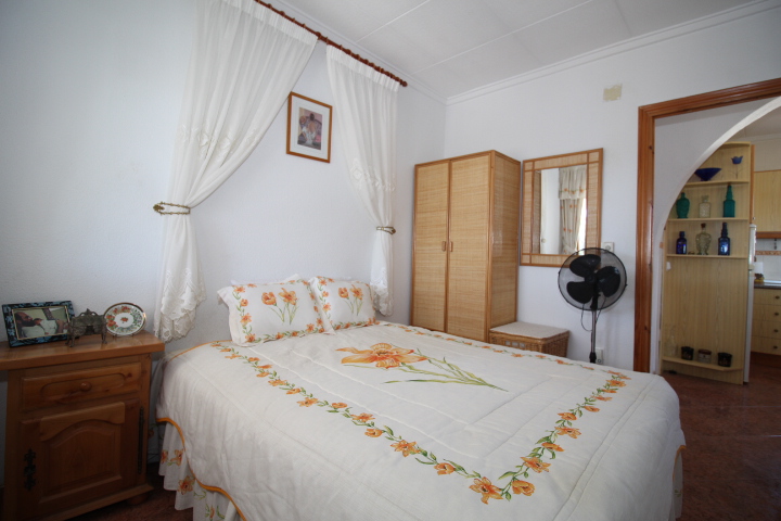 Chalet con amplia parcela en esquina, piscina y garaje privado en San Luis.