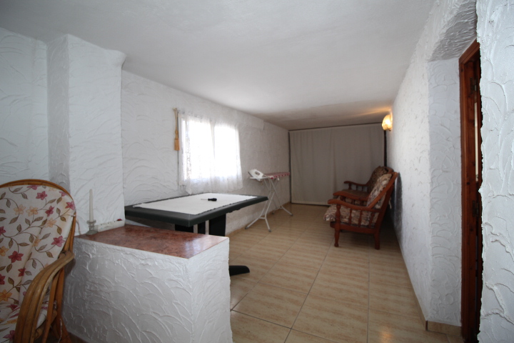 Chalet con amplia parcela en esquina, piscina y garaje privado en San Luis.