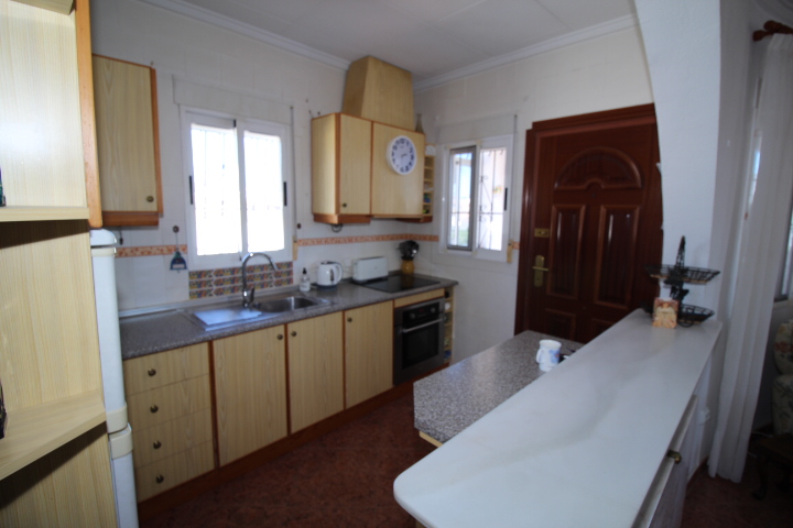 Chalet con amplia parcela en esquina, piscina y garaje privado en San Luis.