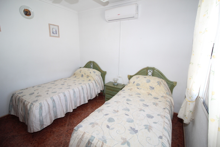 Chalet con amplia parcela en esquina, piscina y garaje privado en San Luis.