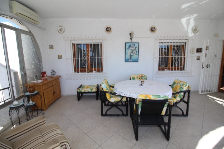 Chalet con amplia parcela en esquina, piscina y garaje privado en San Luis.