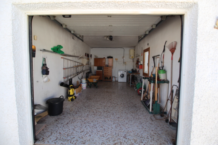 Chalet con amplia parcela en esquina, piscina y garaje privado en San Luis.