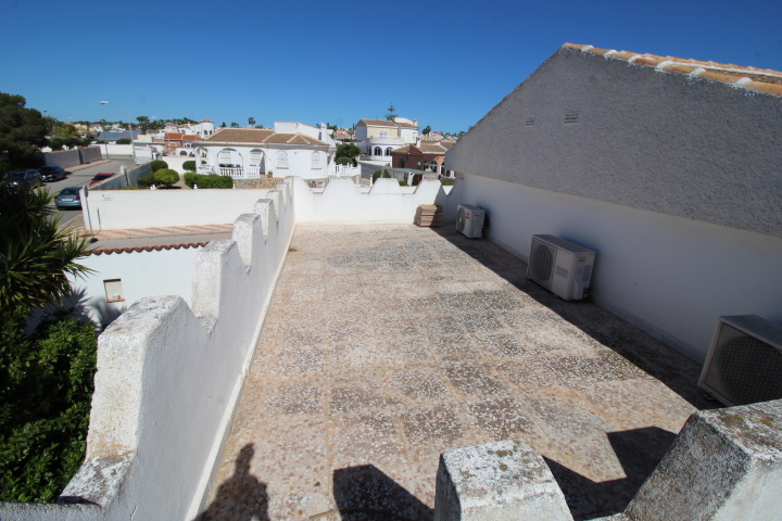 Chalet con amplia parcela en esquina, piscina y garaje privado en San Luis.