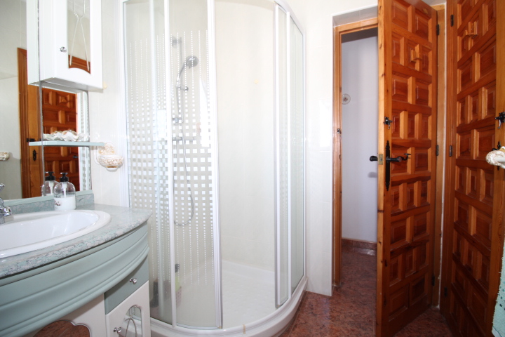 Chalet con amplia parcela en esquina, piscina y garaje privado en San Luis.