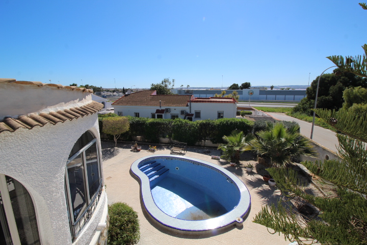 Chalet con amplia parcela en esquina, piscina y garaje privado en San Luis.