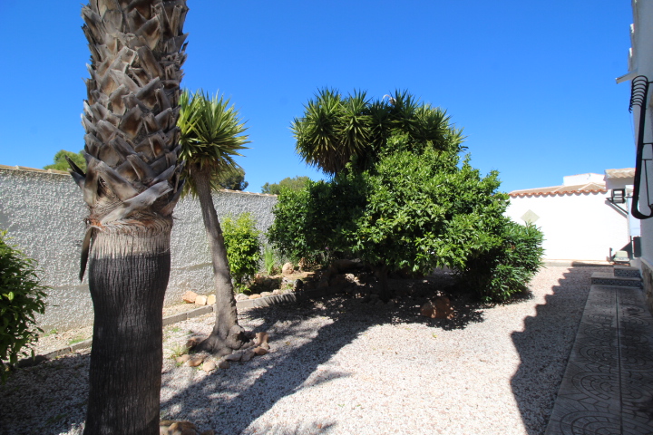 Chalet con amplia parcela en esquina, piscina y garaje privado en San Luis.