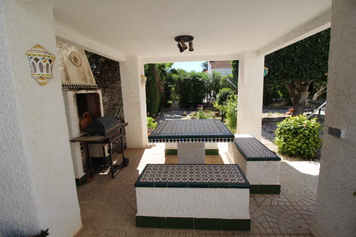 Chalet con amplia parcela en esquina, piscina y garaje privado en San Luis.